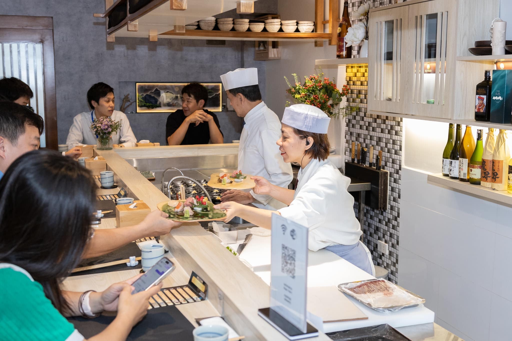 Quầy omakase sáng sủa, thông thoáng